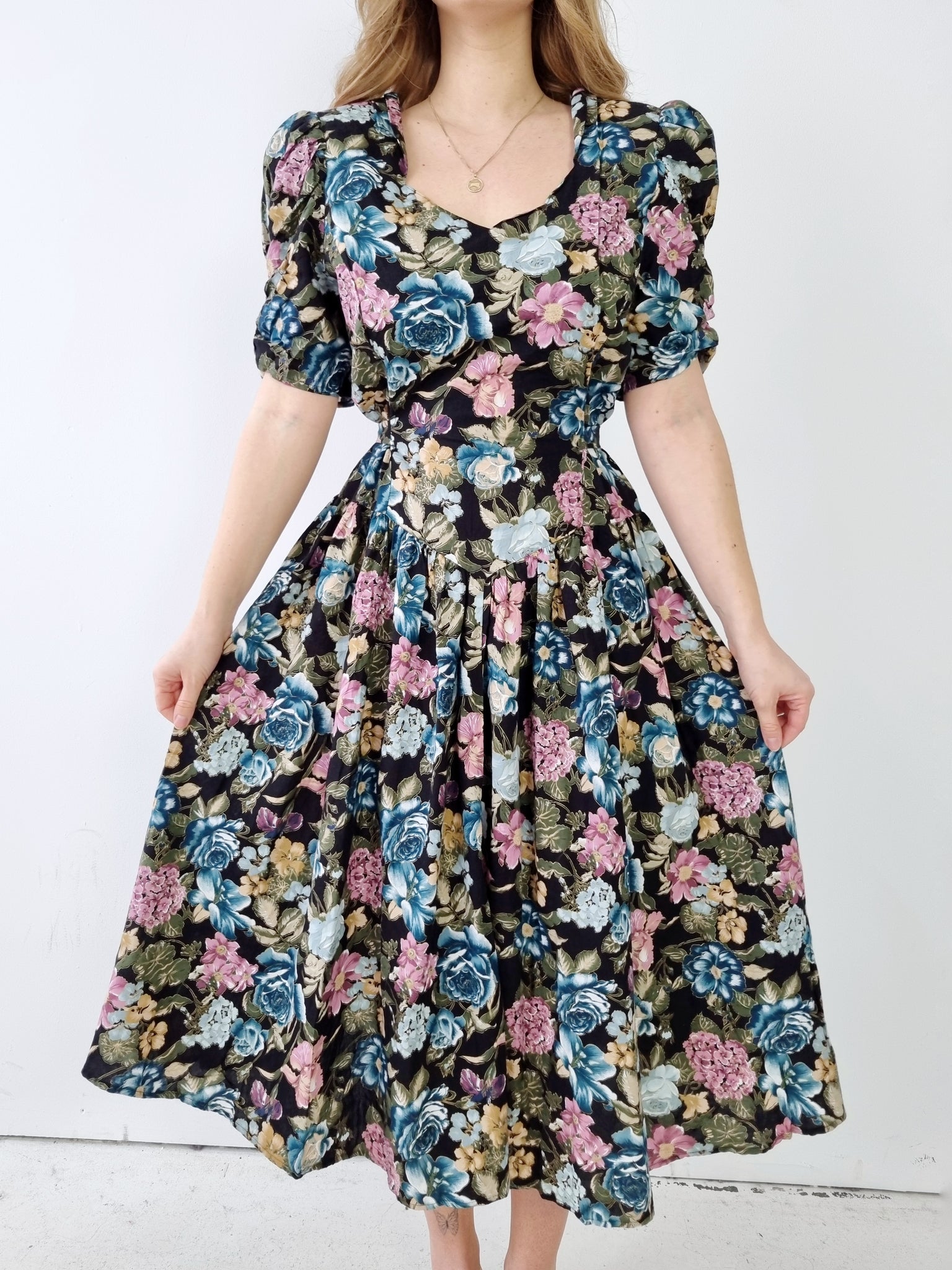 Vintage Dark Floral Puff Sleeves Dress II
